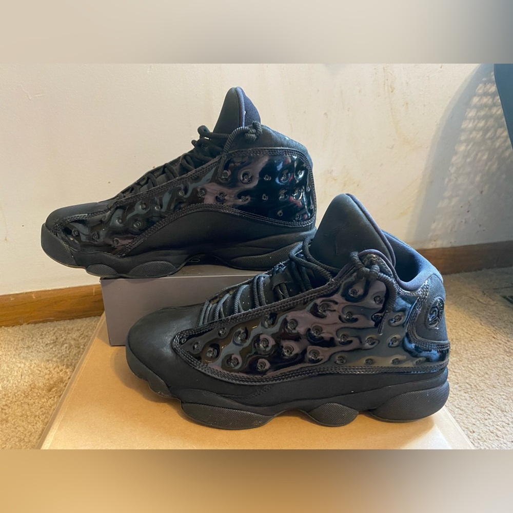Mens size 9.5 // Jordan 13’s // Cap and Gown Edition //